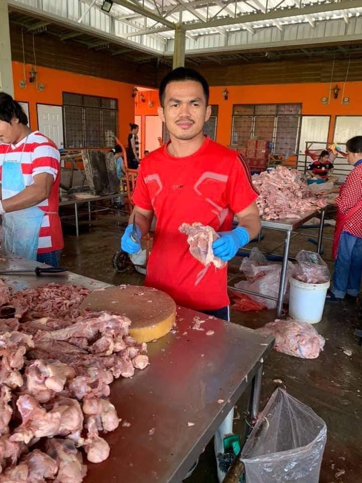 เพชรมหาชน จิตรเมืองนนท์ หันหน้าเข้าโรงงานหั่นเนื้อไก่ เป็นพนักงาน ส่งโรงงานลูกชิ้น หารายได้เสริม