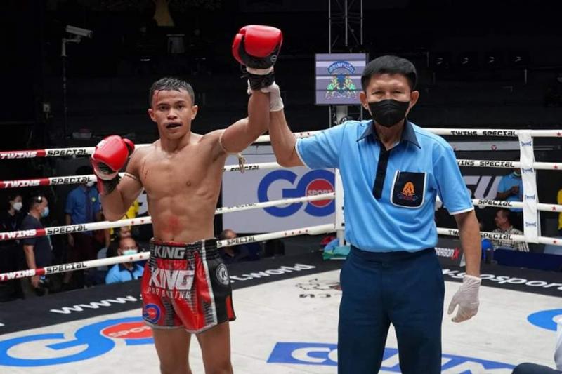 คู่ที่ 3 พิกัด 111 ปอนด์...เพชรแท้ เอ็นนี่มวยไทย ...ชนะน็อคยกที่ 3... พญาครุฑ ช้างมหาลาภ