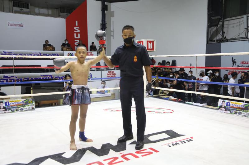 คู่ที่ 2 พิกัด 69.4 ปอนด์...พันโท พี.เค.แสนชัยมวยไทยยิม ...ชนะคะแนน... ดาวเด่น ลูกบ้านใหญ่