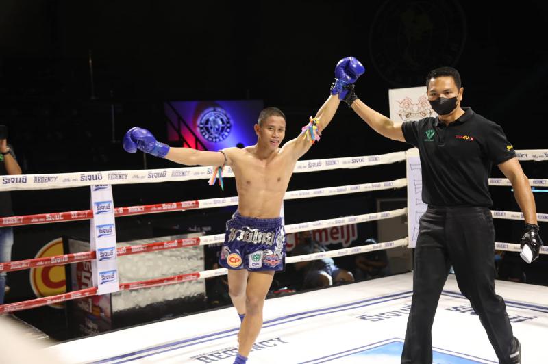 และคู่สุดท้าย คู่ที่ 4  พิกัด 135 ปอนด์...สุกรน้อย บิ้วเจซี ...แพ้คะแนน... เพชรศักดา บวนสุรินทร์