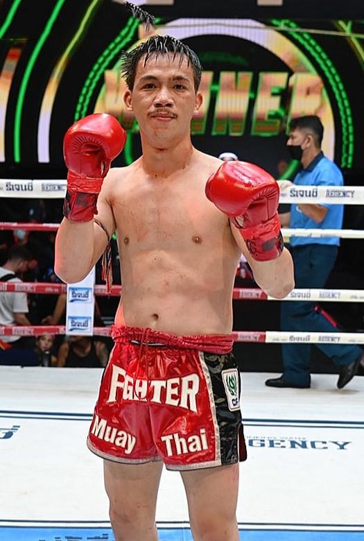 และคู่สุดท้าย คู่ที่ 4  พิกัด 126.5ต่อ127.5 ปอนด์...พร้อมรบ น.นพหิรัญ ...ชนะคะแนน... เพชรวังหิน ป.เพ