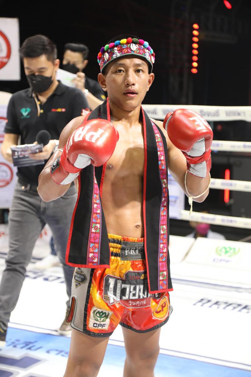คู่ที่ 3 พิกัด 113 ปอนด์...เจริญเงิน บุญลานนามวยไทย ...ชนะคะแนน... เพชรพันล้าน ไฟเตอร์มวยไทย