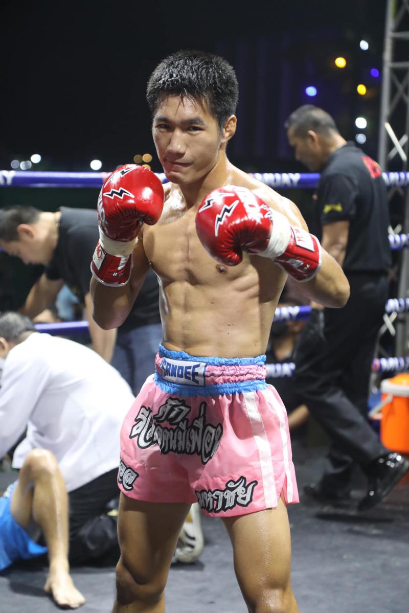 และคู่สุดท้าย คู่ที่ 10  พิกัด 116 ปอนด์...กุมารดอย เพชรยินดีอะคาเดมี่ ...ชนะน็อกยก 1... เพชรสมหมาย 