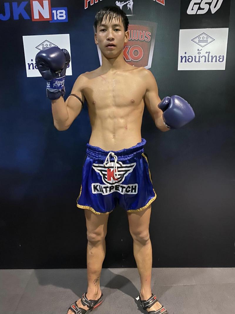 และคู่สุดท้าย คู่ที่ 8  พิกัด 121 ปอนด์...ลูกบิด สวนอาหารปีกไม้ ...แพ้คะแนน... เพชรสมหมาย ตุลาหนึ่งเ