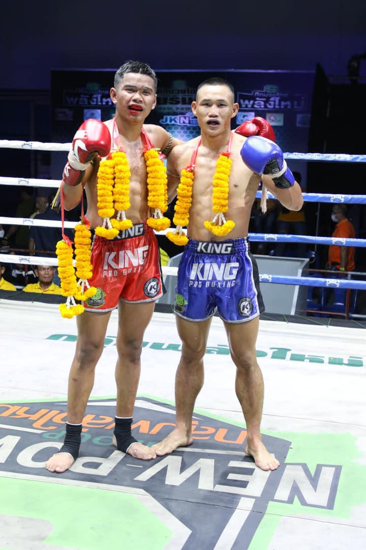 และคู่สุดท้าย คู่ที่ 8  พิกัด 132 ปอนด์...เพชรภูผา เอกปู่ยีนส์ ...เสมอ... ออมสิน พ.พัชรวาท