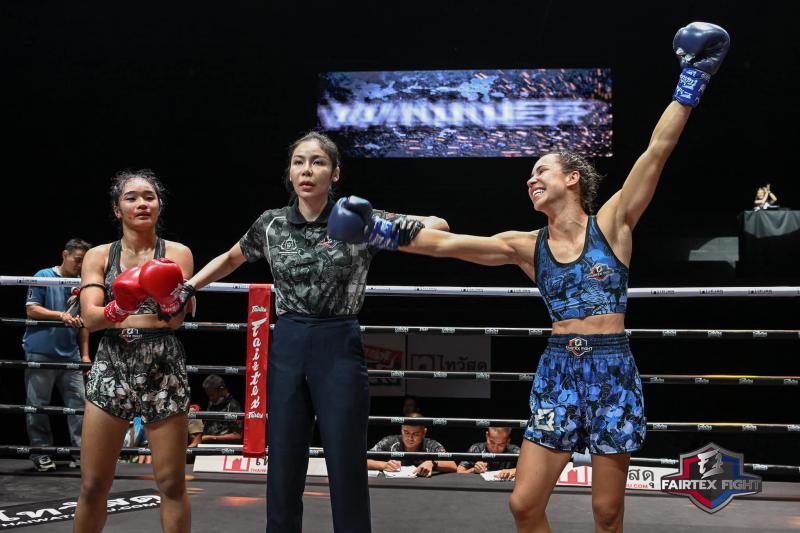 และคู่สุดท้าย คู่ที่ 7 เยลลี่ พ.เพชรพิรุณ ...แพ้คะแนน... เอเลนอร์ โรส และคู่สุดท้าย คู่ที่ 7 เยลลี่ พ.เพชรพิรุณ ...แพ้คะแนน... เอเลนอร์ โรส