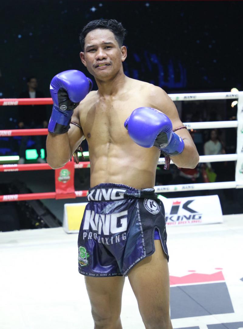 และคู่สุดท้าย คู่ที่ 8  พิกัด 143 ปอนด์ โชคนที หรั่งชูมารูนฟาร์ม ...แพ้น็อกยก 3... กฤษณะ ดาวเด่นมวยไ
