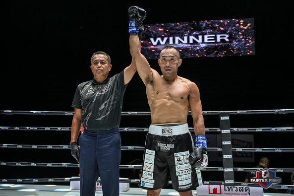และคู่สุดท้าย คู่ที่ 7  พิกัด 74 กก. เพชรรัตนะ นายกสัญญาบุญหลง ...แพ้น็อกยก 2... โนบุทัตสึ ซูซูกิ