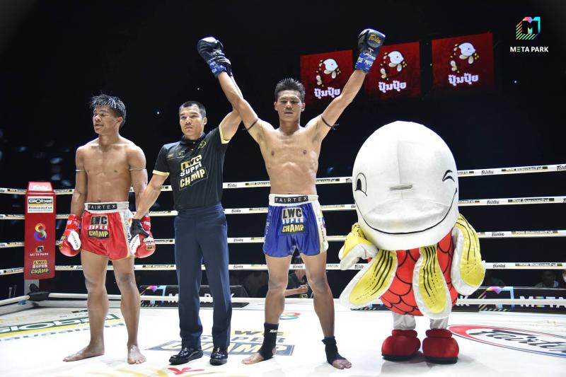 และคู่สุดท้าย คู่ที่ 6  พิกัด 147 ปอนด์ ออโต้ ว.ทวีเกียรติ ...แพ้คะแนน... ฉลามเพชร ศิษย์พนมทอง