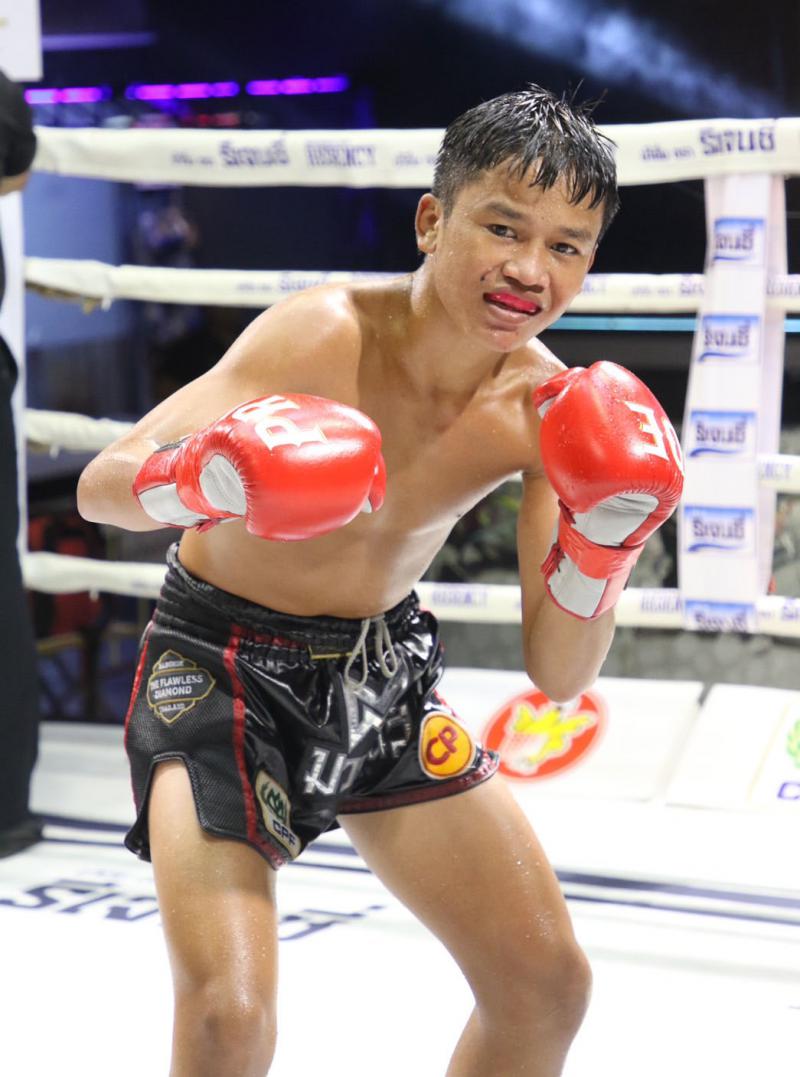 คู่แรก คู่ที่ 1 พิกัด 105 ปอนด์ เสือดำ ช.อัจฉริยะ ...ชนะคะแนน... วันมีชัย TKD.มวยไทย