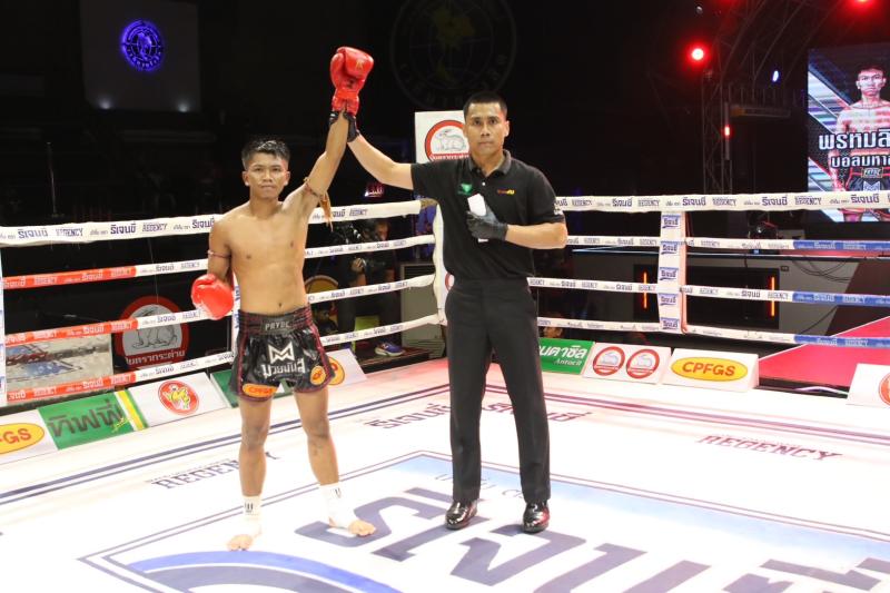 คู่ที่ 2 พิกัด 110 ปอนด์ พรหมลิขิต บอลมหาชัย ...ชนะคะแนน... เพชรดำ ช.พิชิต