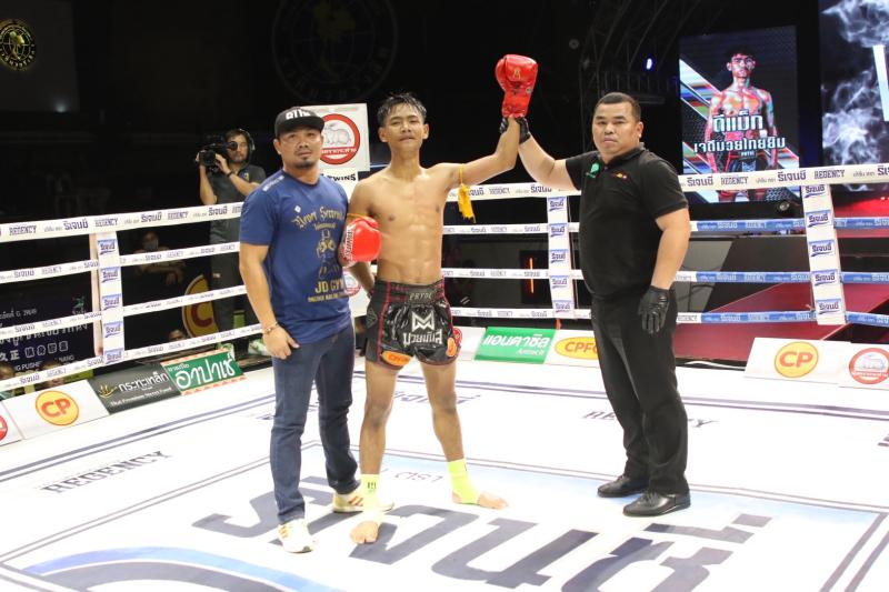 คู่ที่ 3 พิกัด 123 ปอนด์ ดีแม็กซ์ เจดีย์มวยไทยยิม ...ชนะน็อกยก 4... พรานพยัคฆ์ พยัคฆ์ภูหลวง