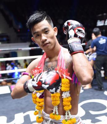 นาคา พุ่มพันธ์ม่วง
