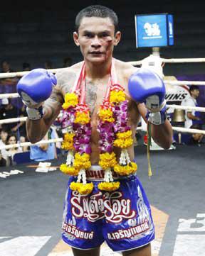 รักเต็มร้อย สจ.วิชิตแปดริ้ว