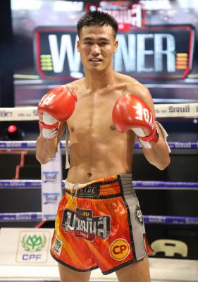 เพชรนที ไฟต์เตอร์มวยไทย