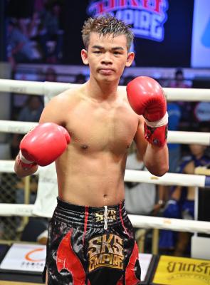 ซ้ายรัตนะ พี.เค.แสนชัยมวยไทยยิม