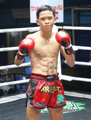 ธนภัทร พุ่มพันธ์ม่วง